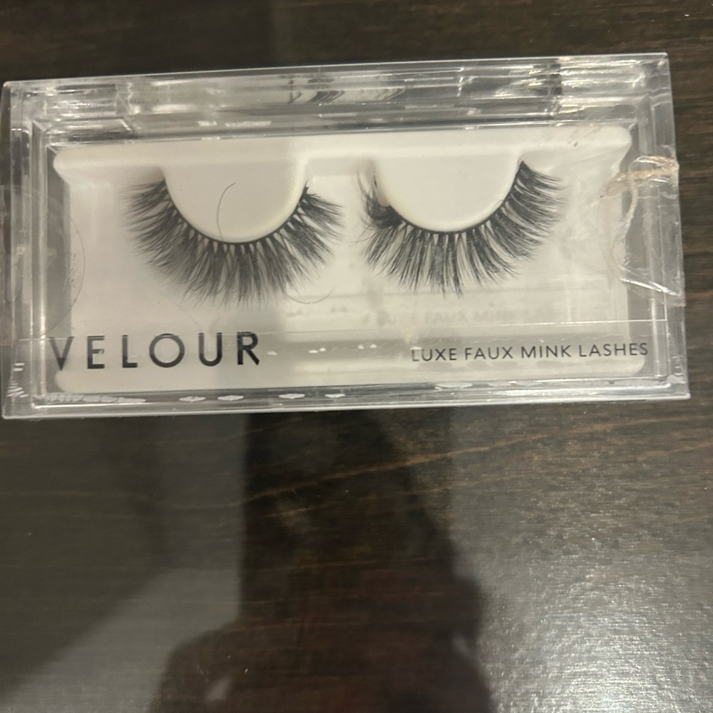 Kiss Black Dramatic Lashes for Bold Eye Looks
